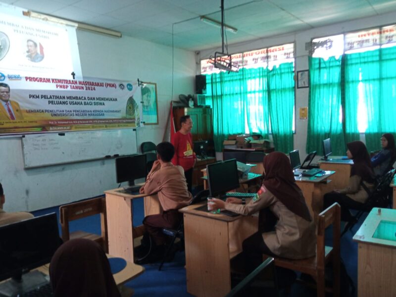 Pemberian materi manajemen pengagaran bisnis di SMK Negeri 2 Majene (Foto: Ist.)