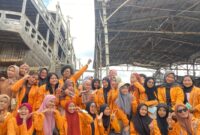 Mahasiswa sastra Indonesia kelas A, Angkatan 23 ketika turun lapangan melakukan observasi di Pembuatan Perahu Pinisi (Foto:Int.)