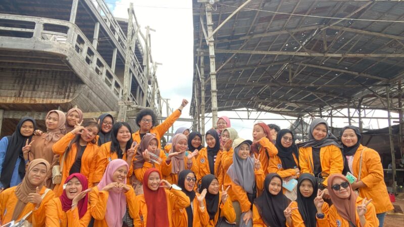 Mahasiswa sastra Indonesia kelas A, Angkatan 23 ketika turun lapangan melakukan observasi di Pembuatan Perahu Pinisi (Foto:Int.)