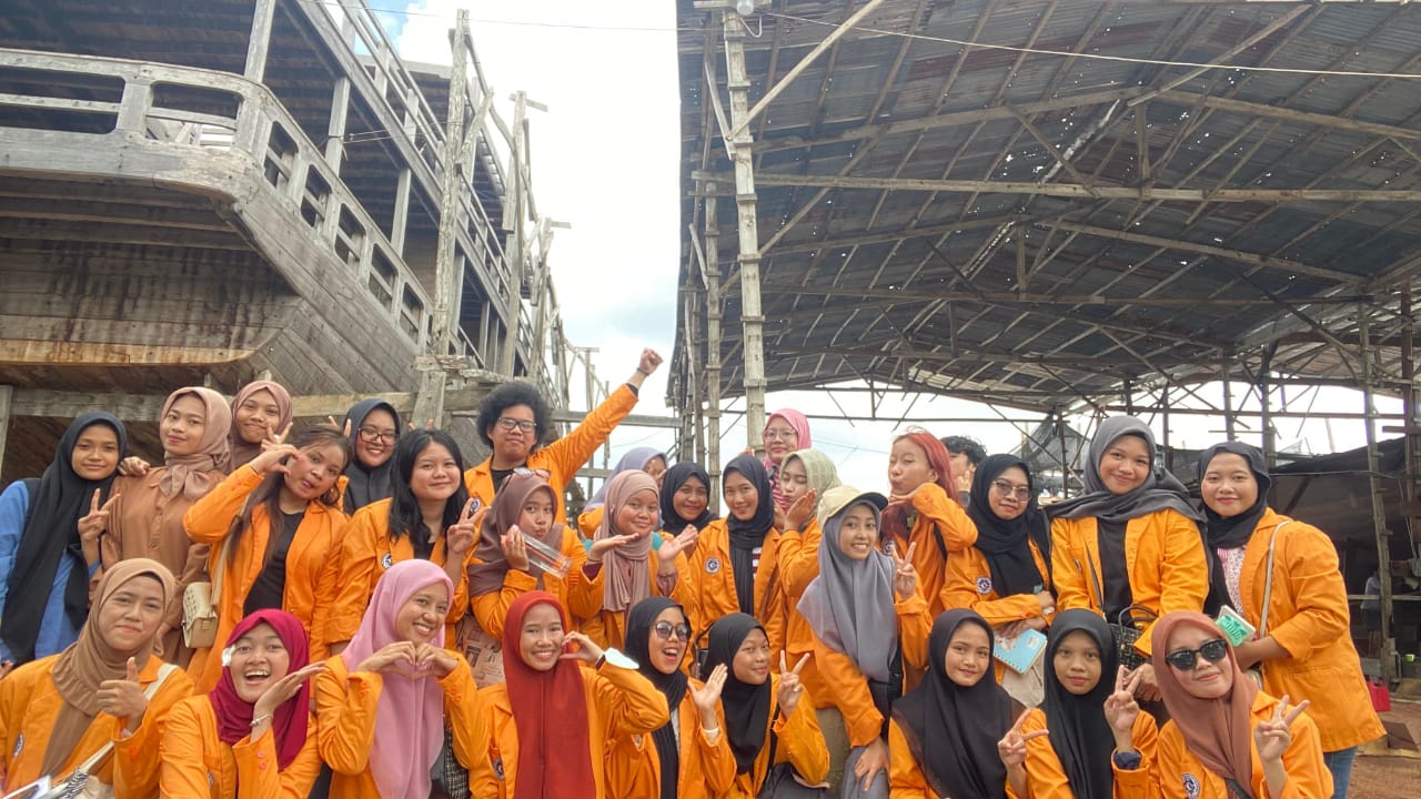 Mahasiswa sastra Indonesia kelas A, Angkatan 23 ketika turun lapangan melakukan observasi di Pembuatan Perahu Pinisi (Foto:Int.)