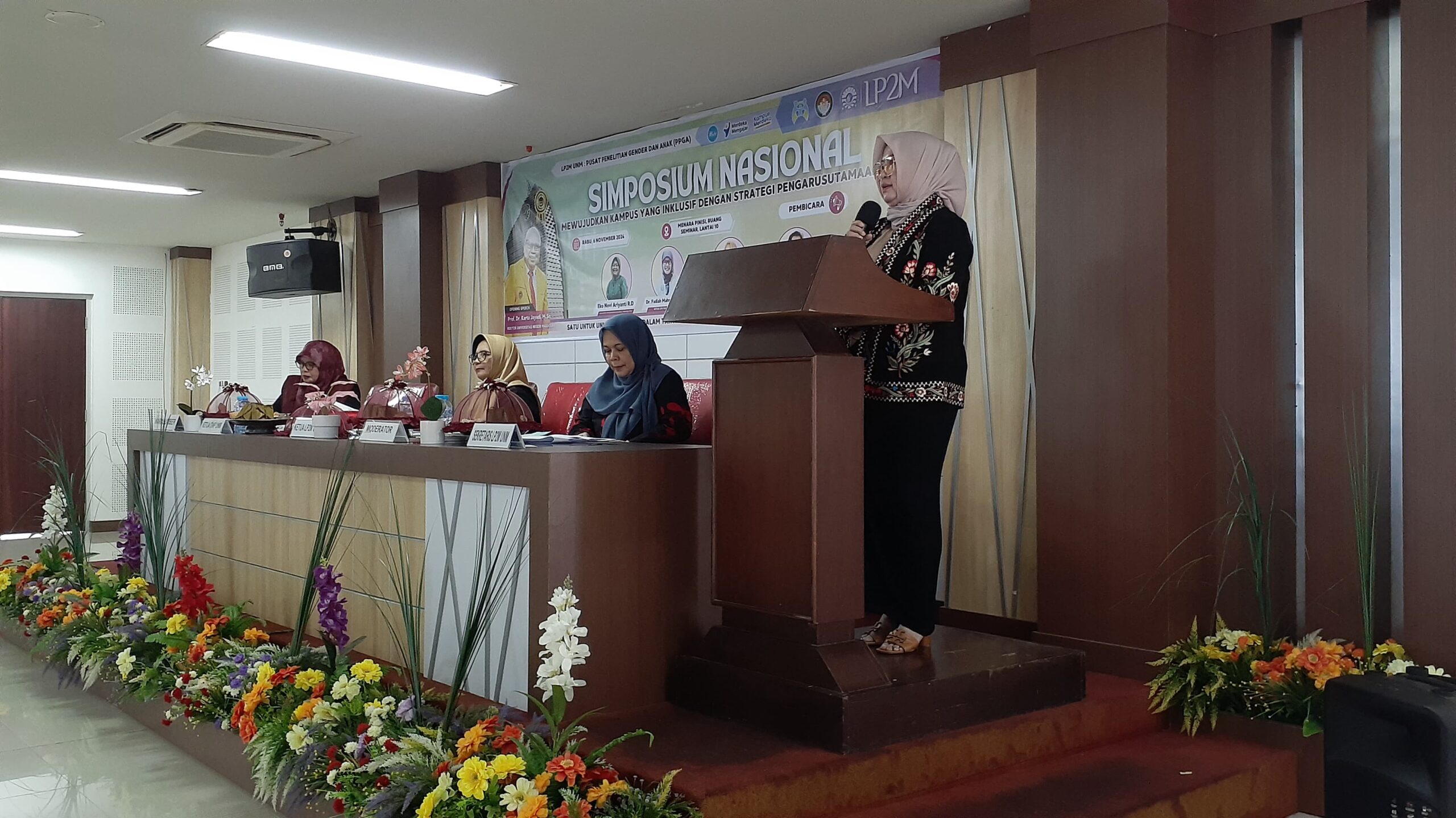 Nurlaelah Mattarima saat pemaparan materi (Foto: Florencya Alnisa Christin.)