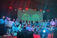 Foto bersama mahasiswa Jurusan Administrasi Pendidikan setelah Inaugurasi selesai, (Foto: Novita Febriyanti)
