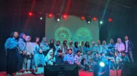 Foto bersama mahasiswa Jurusan Administrasi Pendidikan setelah Inaugurasi selesai, (Foto: Novita Febriyanti)