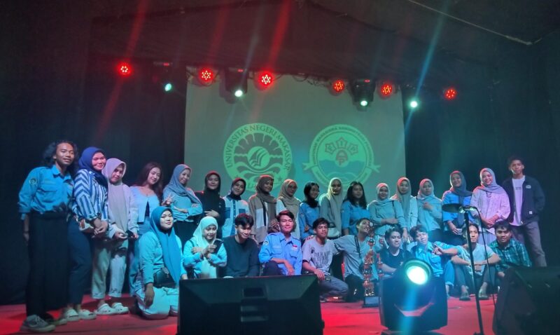 Foto bersama mahasiswa Jurusan Administrasi Pendidikan setelah Inaugurasi selesai, (Foto: Novita Febriyanti)