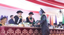 wisuda periode Agustus 2024 yang sedang berlangsung di Menara Pinisi, (Foto: Dok. Profesi)
