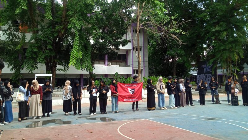Momen pelepasan tim Bengkel Sastra menuju ajang Festival Teater Mahasiswa Nasional (Foto: St. Masyita Rahmi)