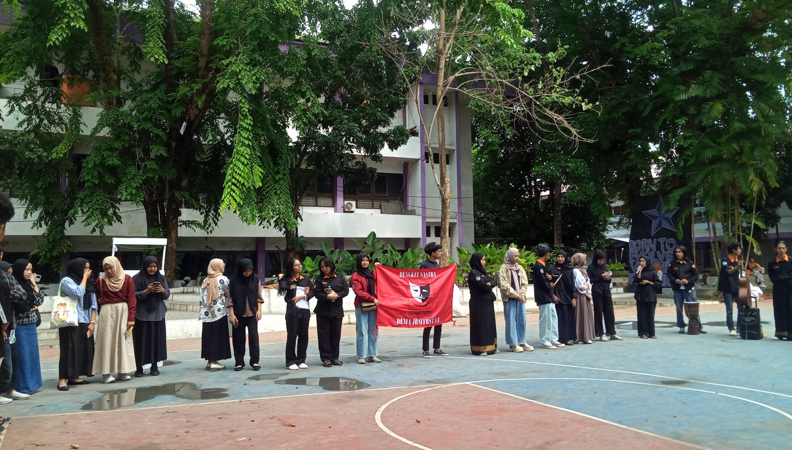 Momen pelepasan tim Bengkel Sastra menuju ajang Festival Teater Mahasiswa Nasional (Foto: St. Masyita Rahmi)