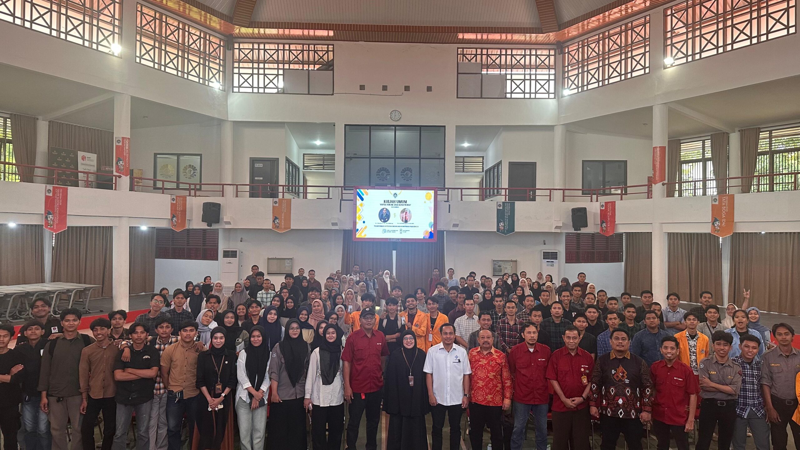 Foto bersama kegiatan kuliah umum Prodi Pendidikan Teknik Bangunan FT UNM, (Foto: Ist.)