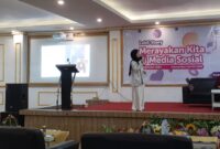Nur Aeni Alimuddin saat memaparkan materi di Gedung Convention Hall, FIP UNM, (Foto: Florencya Alnisa Christin.)