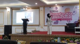 Nur Aeni Alimuddin saat memaparkan materi di Gedung Convention Hall, FIP UNM, (Foto: Florencya Alnisa Christin.)