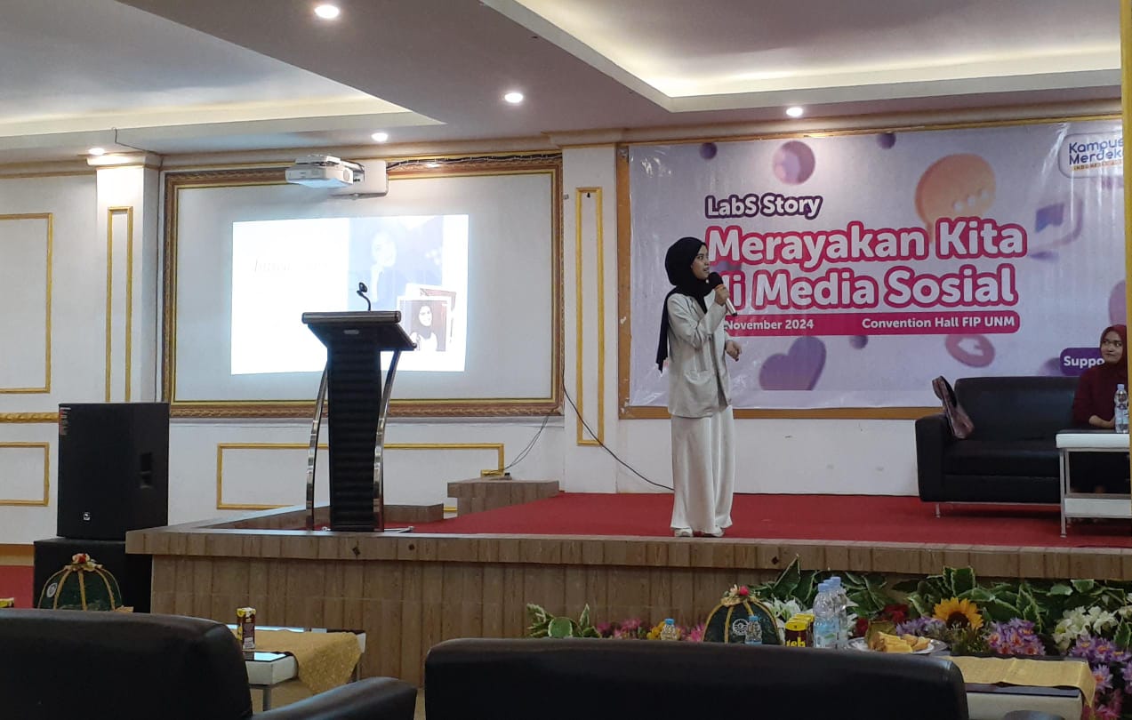 Nur Aeni Alimuddin saat memaparkan materi di Gedung Convention Hall, FIP UNM, (Foto: Florencya Alnisa Christin.)