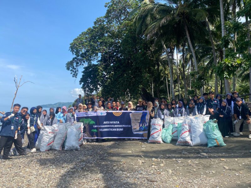 Mahasiswa UNM adakan Aksi Bersih Pantai, (Foto: Ist.) 