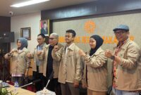 Ptret Baso Adam Nurmadin (ketiga dari kanan) Ketua Tim Pinisi Choir Bersama Rektor UNM, (Foto: Ficka Aulia Khaerunnisa)