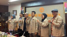 Ptret Baso Adam Nurmadin (ketiga dari kanan) Ketua Tim Pinisi Choir Bersama Rektor UNM, (Foto: Ficka Aulia Khaerunnisa)