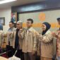 Ptret Baso Adam Nurmadin (ketiga dari kanan) Ketua Tim Pinisi Choir Bersama Rektor UNM, (Foto: Ficka Aulia Khaerunnisa)