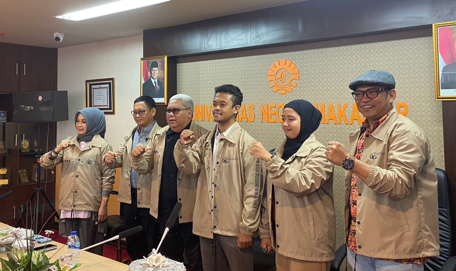 Ptret Baso Adam Nurmadin (ketiga dari kanan) Ketua Tim Pinisi Choir Bersama Rektor UNM, (Foto: Ficka Aulia Khaerunnisa)