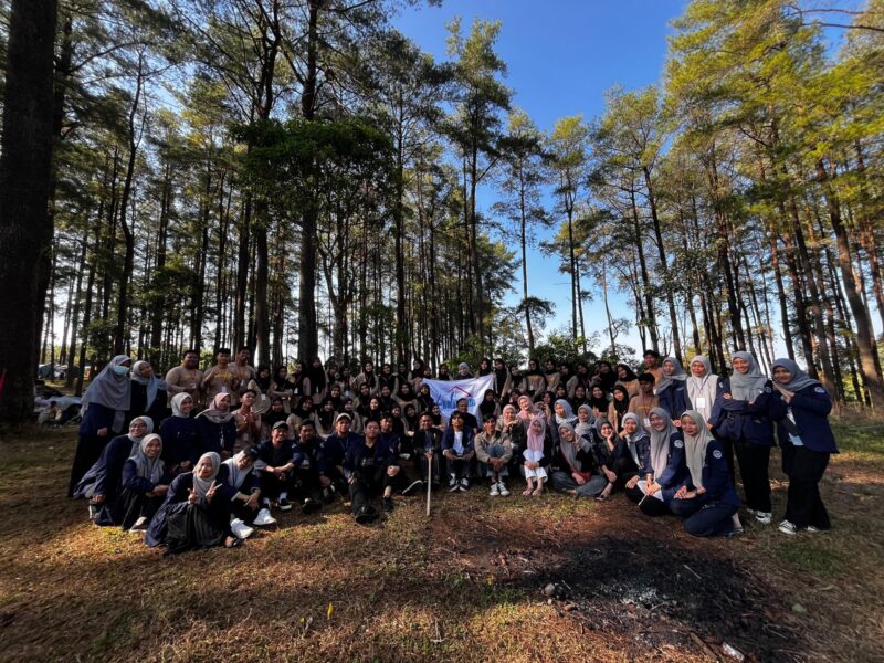 Foto bersama panitia dan peserta  acara pengukuhan Ekuitas #7  (Foto: ist)