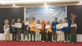 Pengumuman dan pemberian hadiah dan piagam pemenang lomba debat (Foto: Muhammad Nasruddin)