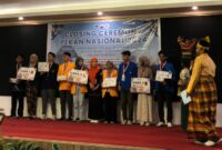 Pemberian hadiah kepada Pemenang Lomba debat PENA 2024 di Convention Hall FIP UNM, (Foto: Rahmadani)