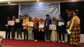 Pemberian hadiah kepada Pemenang Lomba debat PENA 2024 di Convention Hall FIP UNM, (Foto: Rahmadani)