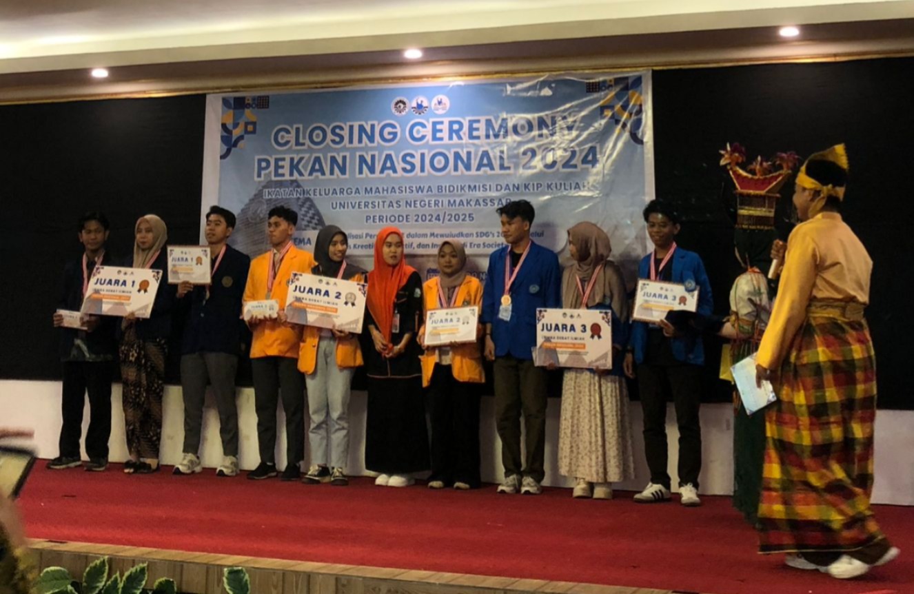 Pemberian hadiah kepada Pemenang Lomba debat PENA 2024 di Convention Hall FIP UNM, (Foto: Rahmadani)