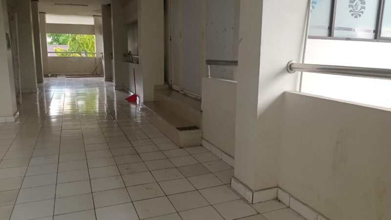 kondisi koridor lantai 3 saat air hujan merembes di FIP UNM (Foto : Florencya Alnisa Christin)