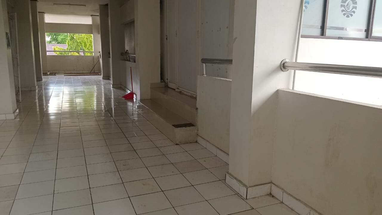 kondisi koridor lantai 3 saat air hujan merembes di FIP UNM (Foto : Florencya Alnisa Christin)