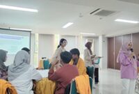Inayah Ridhayanti Qarimah saat memberikan materi pada pelatihan konselor sebaya, (Foto: Novita Febriyanti)