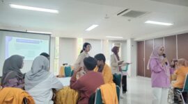 Inayah Ridhayanti Qarimah saat memberikan materi pada pelatihan konselor sebaya, (Foto: Novita Febriyanti)