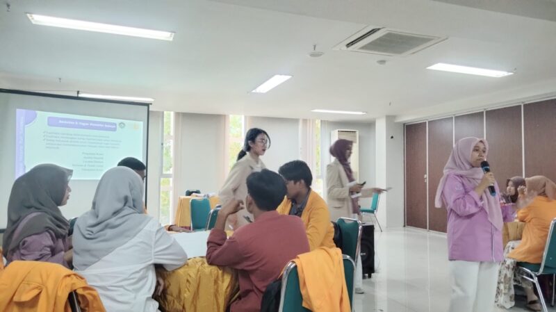 Inayah Ridhayanti Qarimah saat memberikan materi pada pelatihan konselor sebaya, (Foto: Novita Febriyanti)