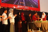Pemotongan Tumpeng oleh Dekan FT UNM yang Didampingi Jajaran Pimpinan Fakultas dan Jurusan, (Foto: Ist)