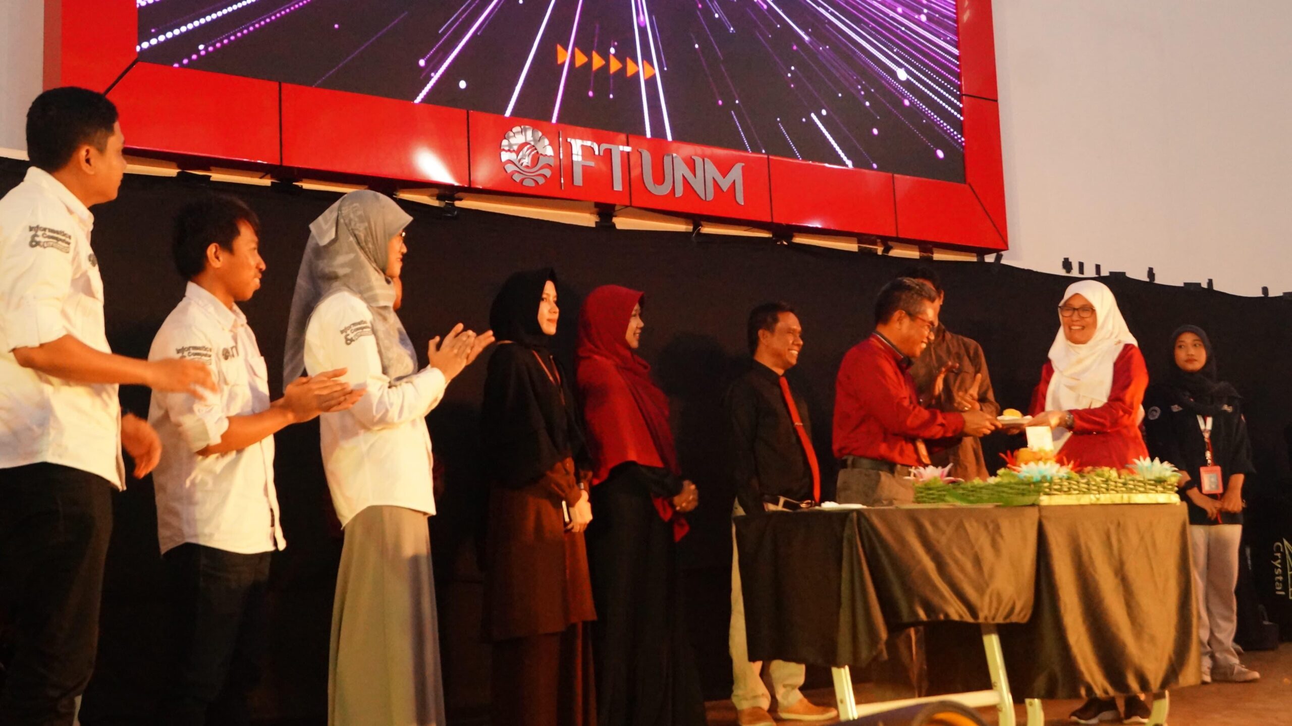 Pemotongan Tumpeng oleh Dekan FT UNM yang Didampingi Jajaran Pimpinan Fakultas dan Jurusan, (Foto: Ist)