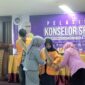 Kepala UPT LBK dan Wakil Rektor I saat menyematkan selempang pada calon konselor sebaya, (Foto: Novita Febriyanti)