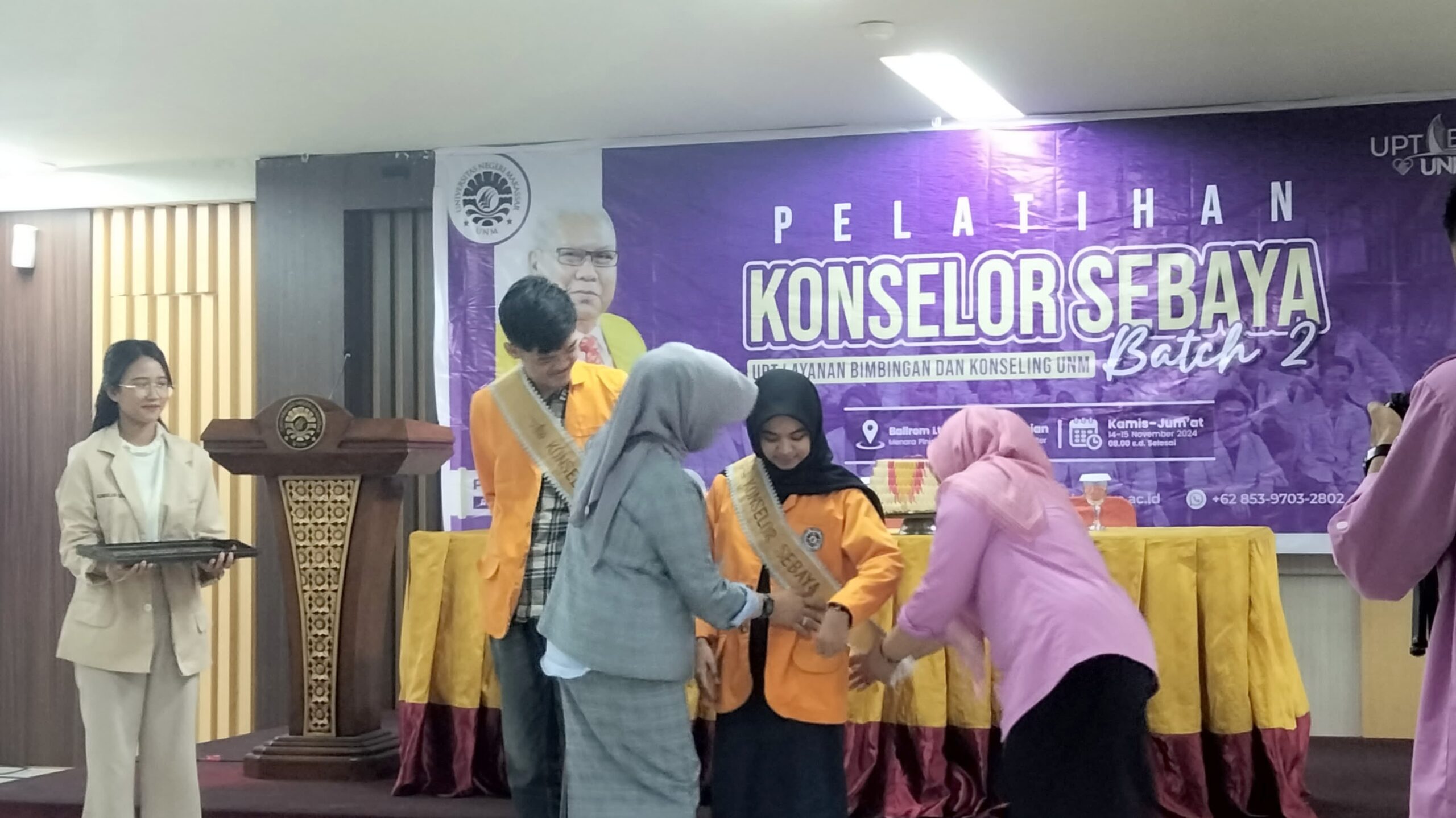 Kepala UPT LBK dan Wakil Rektor I saat menyematkan selempang pada calon konselor sebaya, (Foto: Novita Febriyanti)