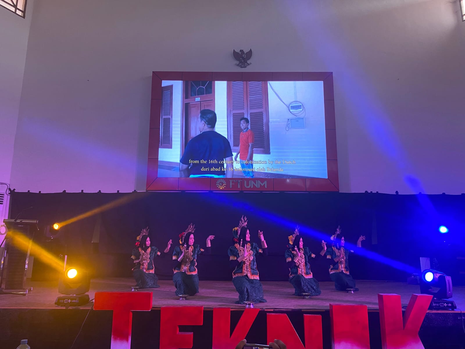 Penampilan Tarian Paduppa oleh Mahasiswa JTIK dalam acara ICE FEST, (Foto: ist)
