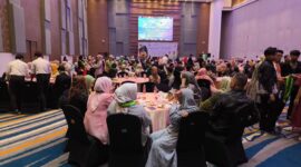 Suasana kebersamaan antara calon wisudawan bersama orang tua, (Foto: Ibnu Qayyum Abdullah.)