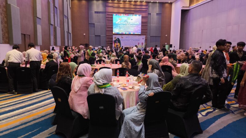 Suasana kebersamaan antara calon wisudawan bersama orang tua, (Foto: Ibnu Qayyum Abdullah.)