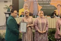 Putri Ramadhani saat menerima penghargaan sebagai wisudawan terbaik, (Foto: Novita Febriyanti.)