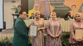 Putri Ramadhani saat menerima penghargaan sebagai wisudawan terbaik, (Foto: Novita Febriyanti.)