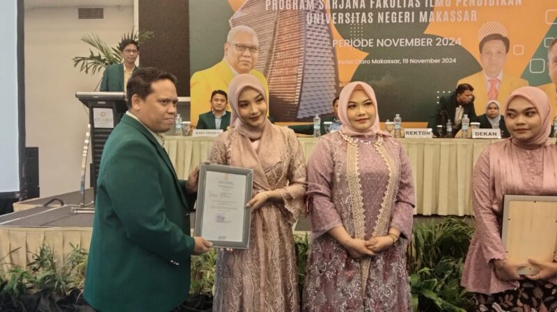 Putri Ramadhani saat menerima penghargaan sebagai wisudawan terbaik, (Foto: Novita Febriyanti.)
