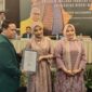 Putri Ramadhani saat menerima penghargaan sebagai wisudawan terbaik, (Foto: Novita Febriyanti.)