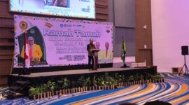 Potret sambutan Dekan Fakultas Ekonomi dan Bisnis pada saat sambutan ramah tamah IKA, (Foto: Nur Syakika.)