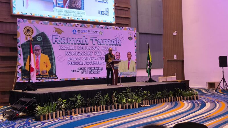 Potret sambutan Dekan Fakultas Ekonomi dan Bisnis pada saat sambutan ramah tamah IKA, (Foto: Nur Syakika.)