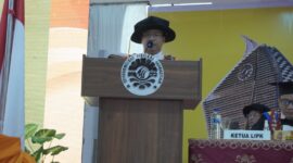 Potret Jamal Wiwoho pada saat memberikan pidato sambutan pada wisuda periode November 2024, (Foto: Ibnu Qayyum Abdullah.)