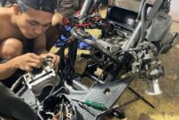 Potret membetulkan motor selepas kebanjiran (Foto: Int)