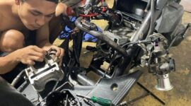 Potret membetulkan motor selepas kebanjiran (Foto: Int)