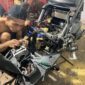 Potret membetulkan motor selepas kebanjiran (Foto: Int)
