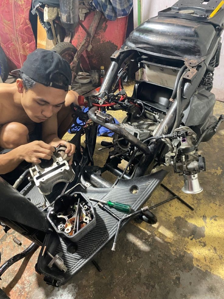 Potret membetulkan motor selepas kebanjiran (Foto: Int)