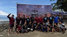 Potret Foto Bersama Tim MBKM Proyek Kemanusiaan Mapala Teknisi Fakultas Teknik Universitas Negeri Makassar (FT-UNM) dengan Kepala Dusun Kampung Baru, pemuda dari RBI, Komunitas RLE , dan pemuda setempat. (foto:Ist)