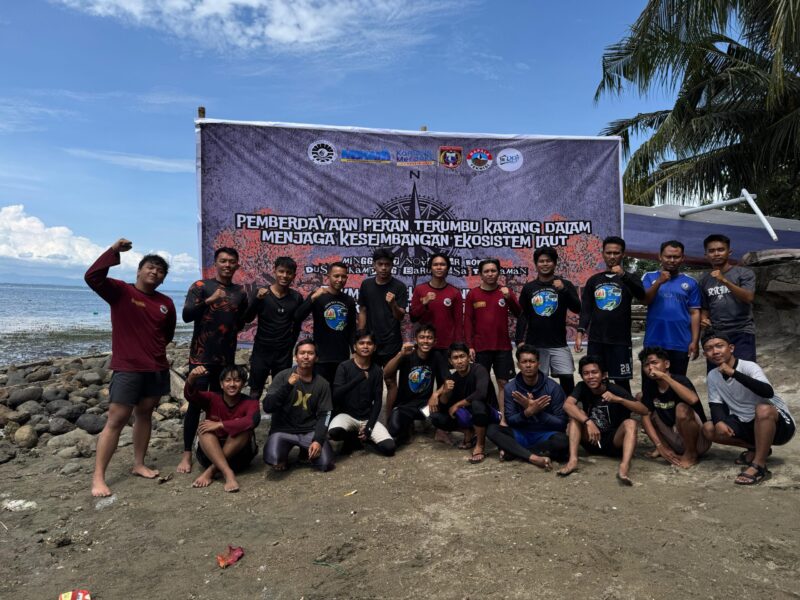 Potret Foto Bersama Tim MBKM Proyek Kemanusiaan Mapala Teknisi Fakultas Teknik Universitas Negeri Makassar (FT-UNM) dengan Kepala Dusun Kampung Baru, pemuda dari RBI, Komunitas RLE , dan pemuda setempat. (foto:Ist)